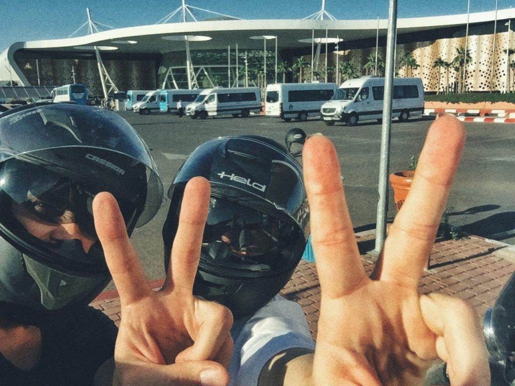 Motorkou z Prahy na Saharu – 18. část 1 Letiště Marakéš, Maroko - Andyho Cestopisy